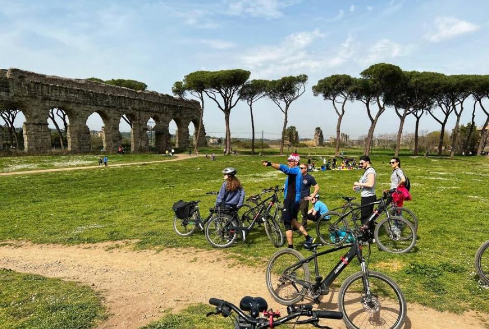 E-bike Tour in Rome: Appian Way with Market Lunch